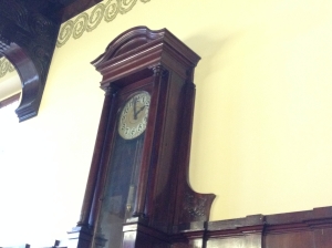 Eine Uhr im historischen Ratssaal.